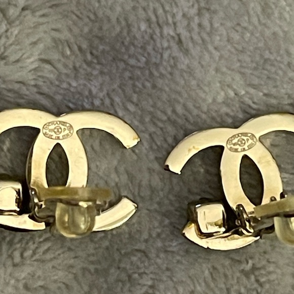 Chanel 100% authentic earrings with stamp on it 2005. Excellent condition clipon - Picture 3 of 5